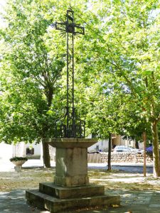 Croix de mission devant l'église