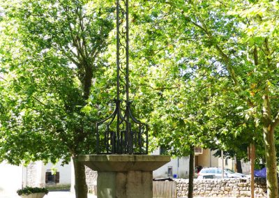 Croix de mission devant l'église